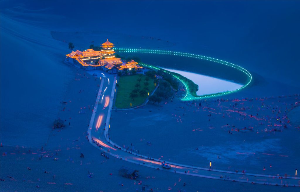 Cảnh sắc về đêm nơi nguyệt nha tuyền - trăng trên sa mạc - du lịch Trung Quốc