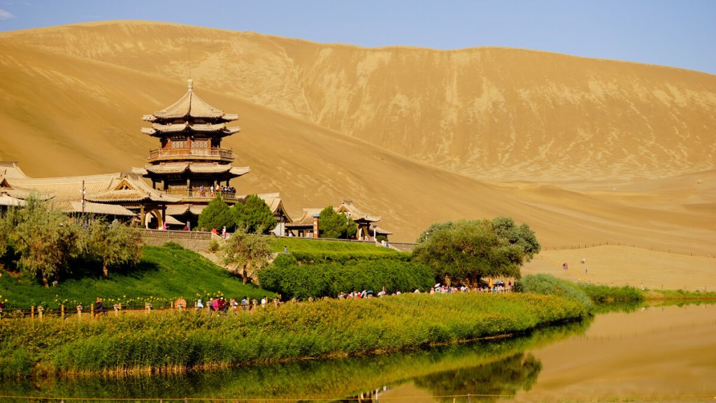 Danh lam thắng cảnh Trung Quốc nguyệt nha tuyền trăng trên sa mạc