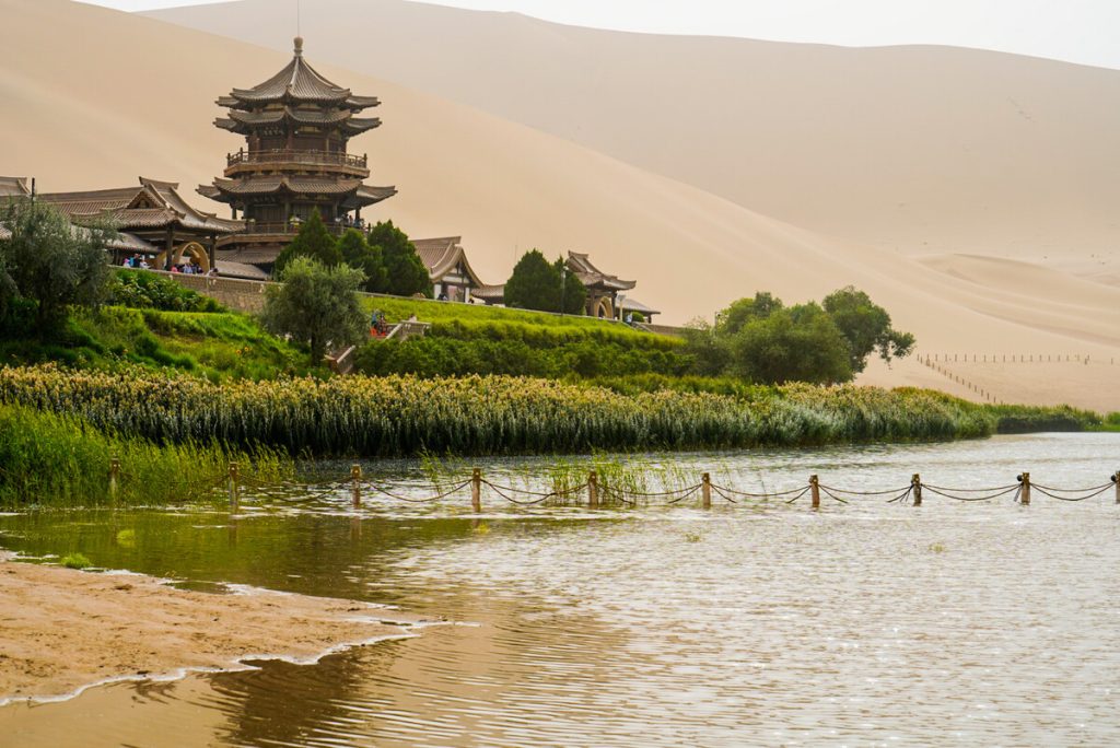 Du lịch Trung Quốc khám phá cảnh điểm nguyệt nha tuyền - trăng trên sa mạc