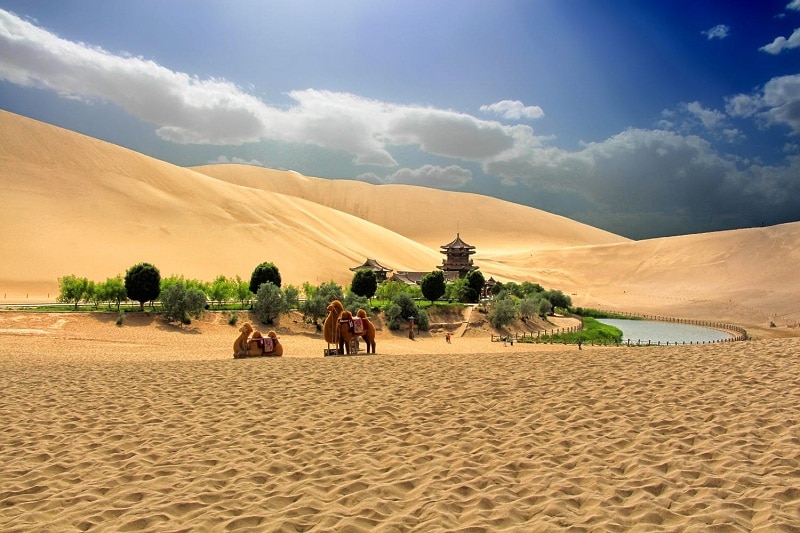 Khám phá Nguyệt Nha Tuyền - Trăng trên sa mạc Trung Quốc