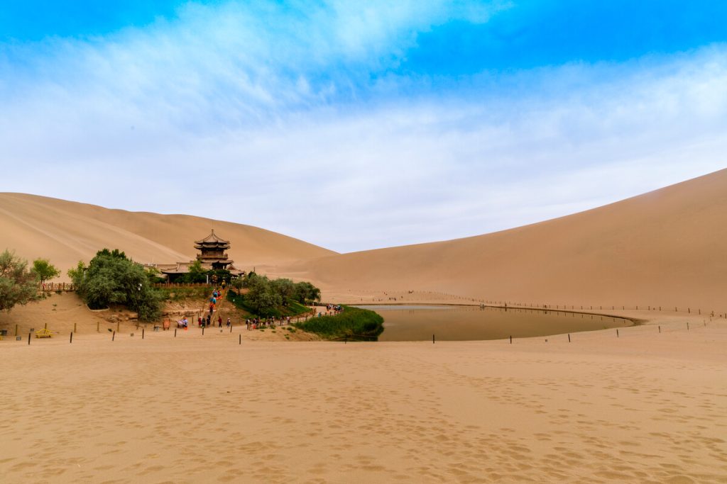 Nguyệt Nha Tuyền chính là Trăng trên sa mạc - Cảnh điểm du lịch Trung Quốc