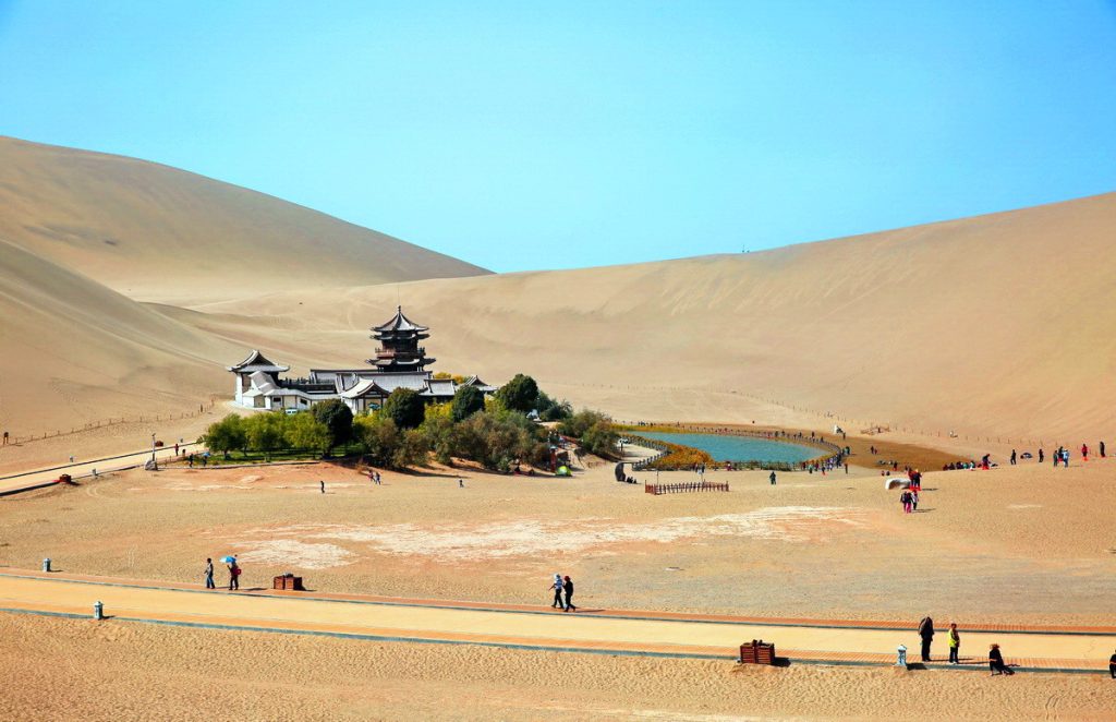Nguyệt Nha Tuyền hay còn gọi là Trăng trên sa mạc du lịch Trung Hoa