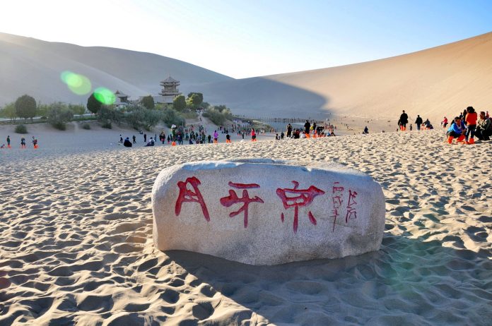 Nguyệt Nha Tuyền – Trăng Trên Sa Mạc - Cảnh điểm du lịch Trung Quốc khám phá Trung Hoa Nguyệt Nha Tuyền – Trăng Trên Sa Mạc - Cảnh điểm du lịch Trung Quốc khám phá Trung Hoa