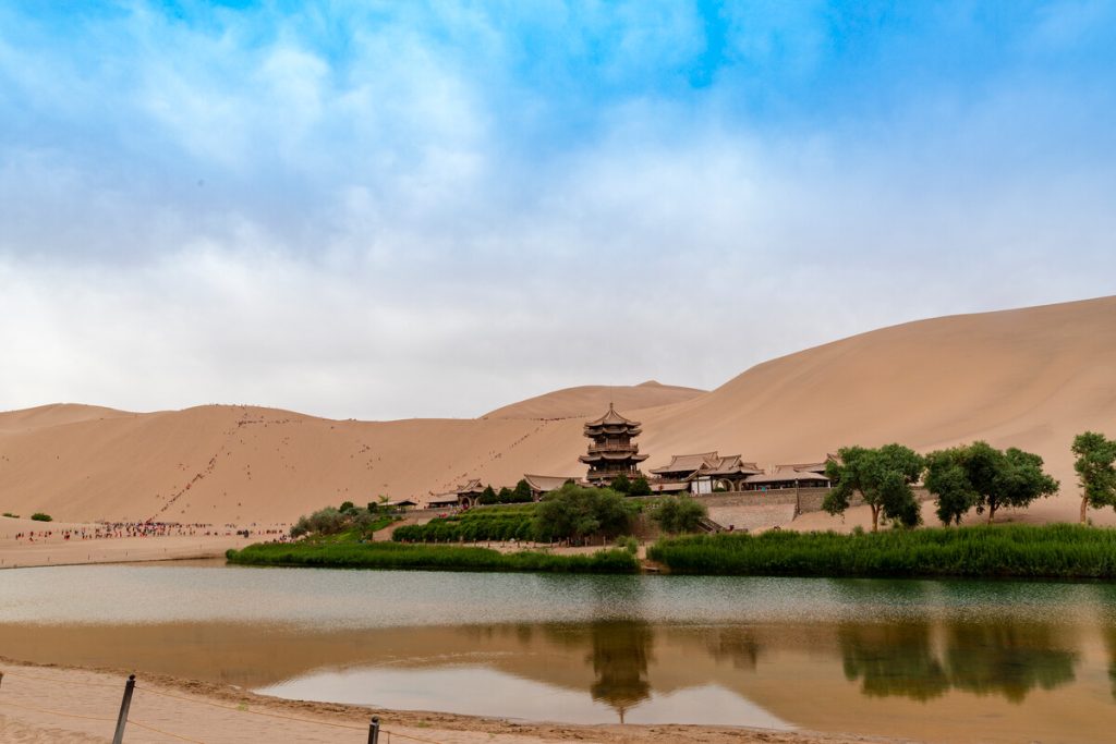 Trăng trên sa mạc chính là Nguyệt Nha Tuyền