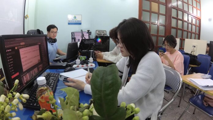 Luyện thi HSK HSKK Quận Thanh Xuân THANHXUANHSK CHINEMASTER bài 4 Luyện thi HSK HSKK Quận Thanh Xuân THANHXUANHSK CHINEMASTER bài 4