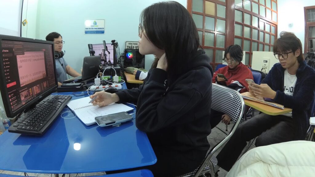 Gi&aacute;o tr&igrave;nh H&aacute;n ngữ 6 quyển học tiếng Trung online theo chủ đề Bắt xe Bus